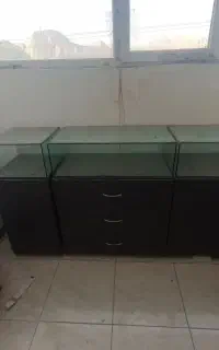 تعدادی ویترین و قفسه