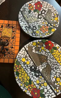 بشقاب کارِ دست منبت و جا شمعی دیوارکوب