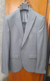 کت و شلوار طوسی همراه با جلیقه