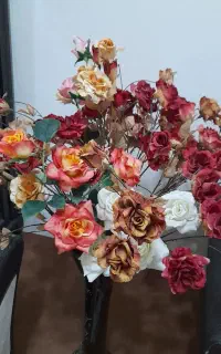 گلدان همراه با گل هایش