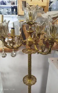 آباژور ایستاده کنار سالنی برنز