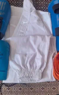 لباس کاراته همراه باساق پا. روی پا. دستکش وکمربند