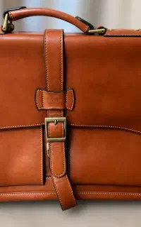کیف چرم اصل نو میباشد دارای قفل رمزدار