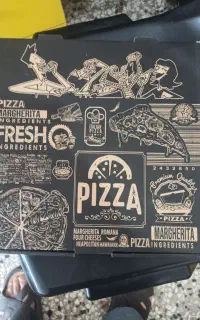 تعدادی جعبه پیتزا وظروف سرو فست فود زیر قیمت بازار