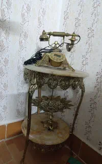 میز وتلفن برنجی