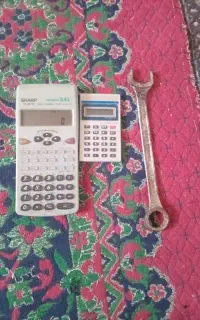 یک عدد آچار ۱۹ با دو عدد ماشین حساب قدیمی وسکه