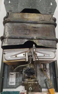 آبگرمکن دیواری تمیز تمیز