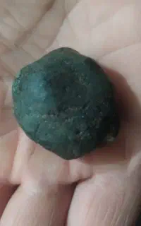 سنگ زمرد نتراشیده خام است