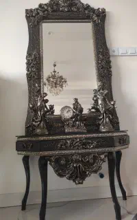 آینه و کنسول و شمعدان و ساعت