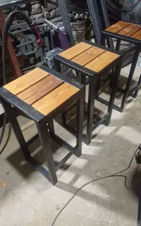 دکور صندلی چهار پایه کوچک میزچوبی نیمکت باغی دکور