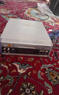 یک دی وی دی ویک عدد سی دی سالم همراه چند عددی دی