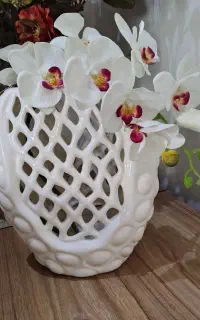 گلدان سرامیکی به همراه گل