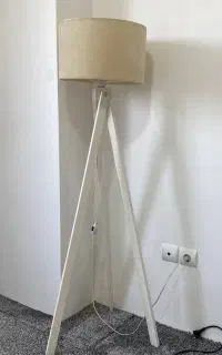 آباژور ایستاده