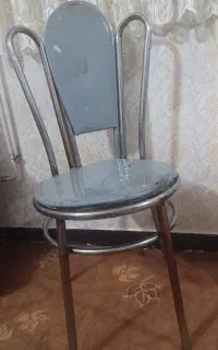 یک عدد صندلی تمام استیل