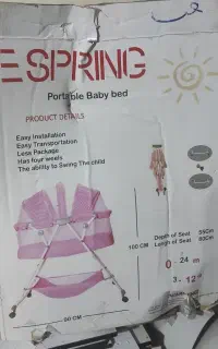 گهواره نوزاد کنار تختی نو