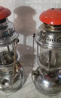 دوعدد‌چراغ‌روشنایی‌قدیمی