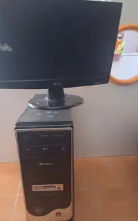 کیس و صفحه مانیتور