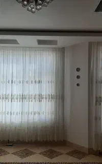 پرده در حد نو تمیز با میل پرده