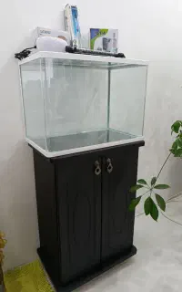 آکواریوم و میز و پمپ هوا و...