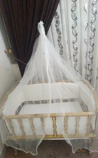 تخت خواب گهواره‌ای نوزاد کنار مادر