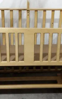 گهواره و تخت کنار مادر