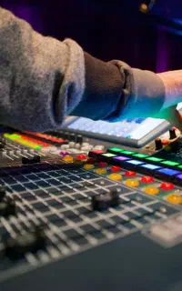 اجاره باند نور سیستم دایناکورد خواننده Dj ev rcf