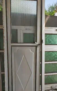 دد عدد درب آلومینیومی به همراه چهار چوب