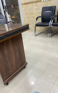 میز و صندلی مرتب و سالم