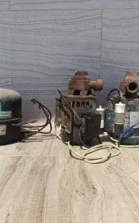 دو عدد پمپ اب و یک عدد پمپ باد یخچال