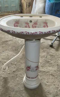 یک عدد روشویی در حد نو با چند کاسه دستشویی