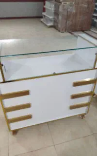 تعدادی ویترین و دکوری