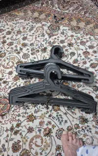 چوب لباسی مشکی. قوی