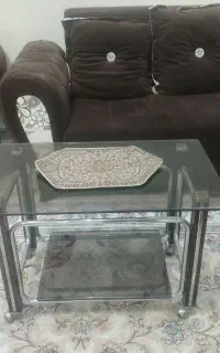 فروش دو عدد میز با جنس آهن و شیشه