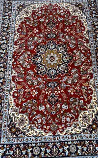 فرش ۹ متری طرح لچک‌ترنج، زمینه لاکی، بسیار خوش‌رنگ