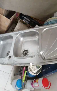 یک عدد سینک دوقلو‌توکار و یک توالت فرنگی