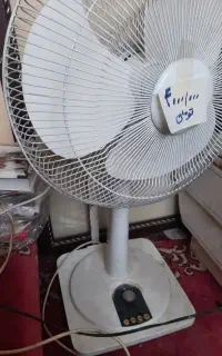 پنکه ایستاده و رومیزی ودرب چوبی