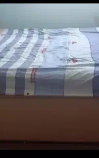 تخت خواب و پاتختی و گل میز و سه عدد قاب کوبلن