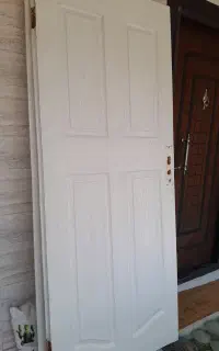 دو عدد در سفید چوبی