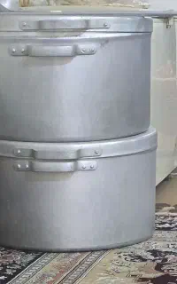 دوتا دیگ با وسایل
