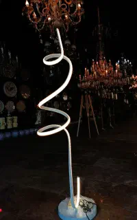 لوستر شیک و مدرن کنار سالنی