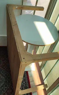 کرسی چوبی و میز خاطره
