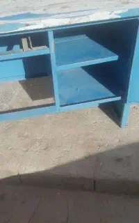 میز فلزی.