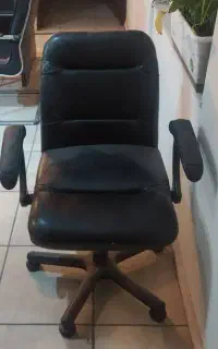 صندلی چک دار سالم وقطعات کامپیوتر
