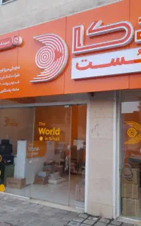 راننده با ماشین جهت توزیع مرسولات پستی