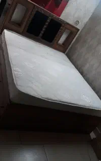 تخت دونفره به همراه تشک و میز تحریر