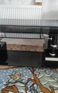 میز شیشه ای تلویزیون ودوتخته فرش طبیعی 2در3