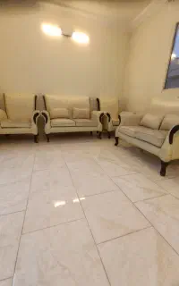 مبل راحتی و میز تلویزیون