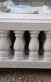 نرده دور باغچه