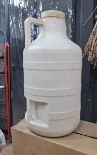 دبه ۲۵ لیتری و ۲۰ لیتری دیس در دار جای حلوا