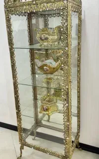بوفه وساعت برنجی ایستاده